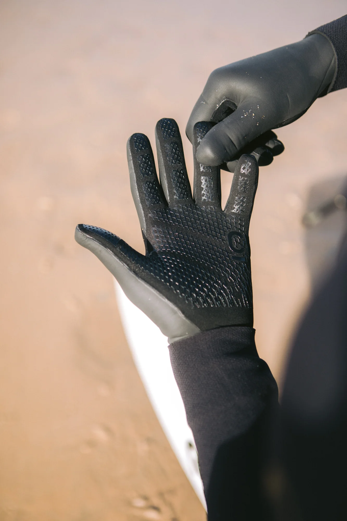 C-Skins Unisex Session GBS Neoprene Thermal Swim/Watersports Gloves (Black/Black)(3mm) - Image 4