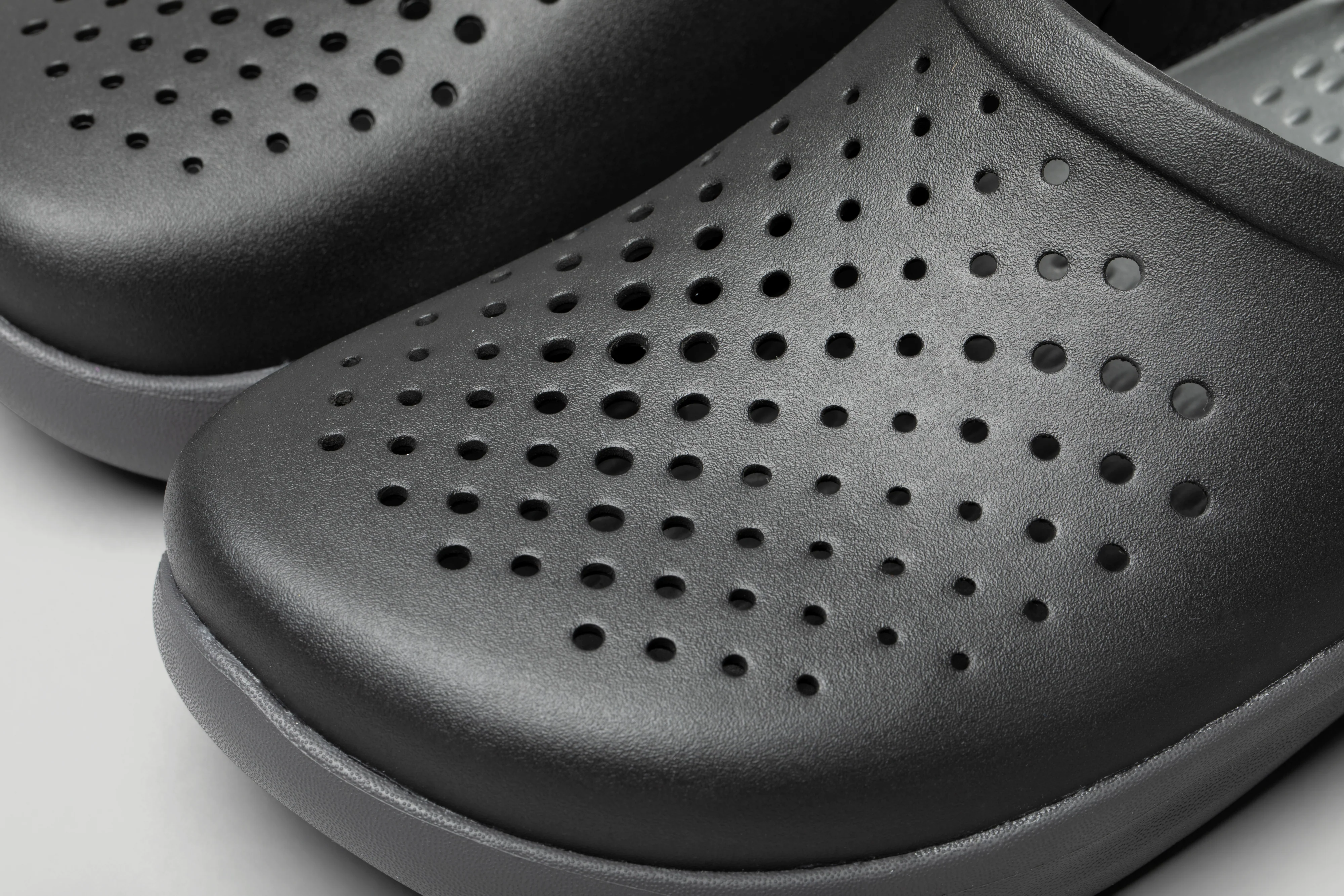 Crocs Unisex InMotion Clogs (Black) - Image 8