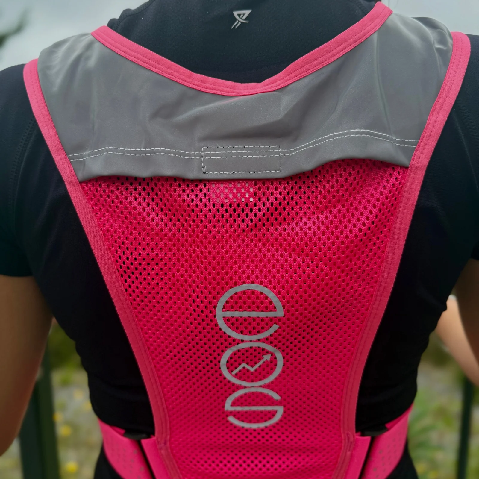 Eos Elite Unisex Ultralight 2.0 Running Vest (Pink) - Image 6