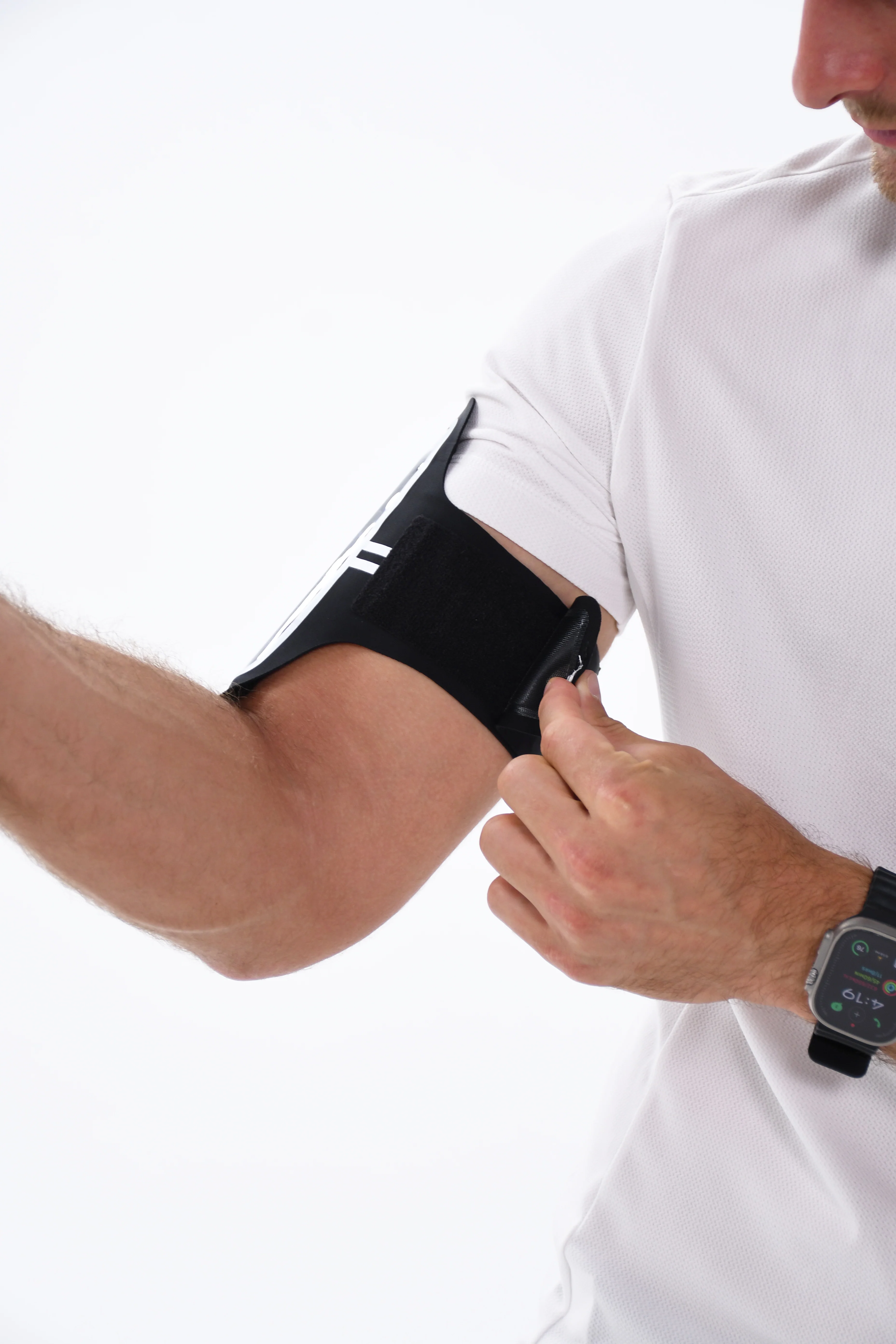 Six Peaks Armband Phone Holder (Black) - Image 9