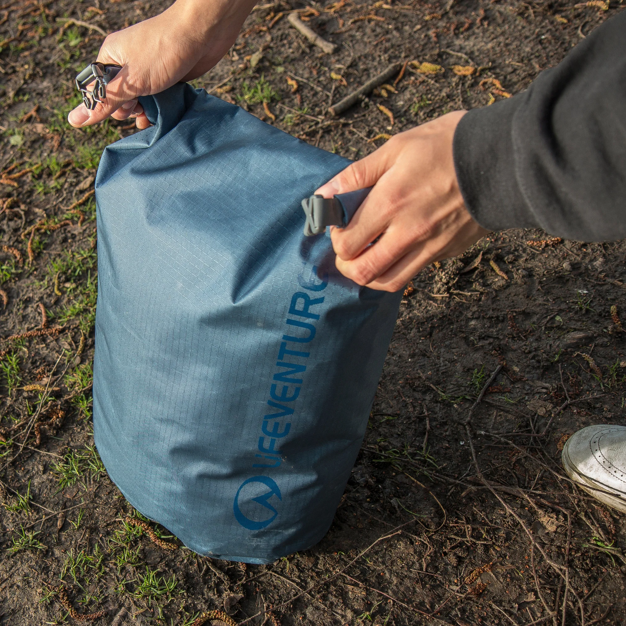 Lifeventure Storm 25L Dry Bag (Blue) - Image 6