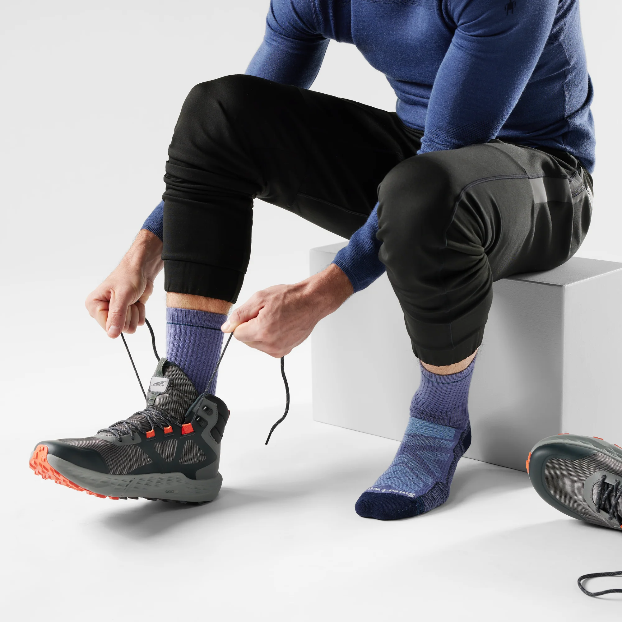Smartwool Men's Performance Hike Light Cushion Merino Blend Crew Socks (Nightfall Blue) - Image 2