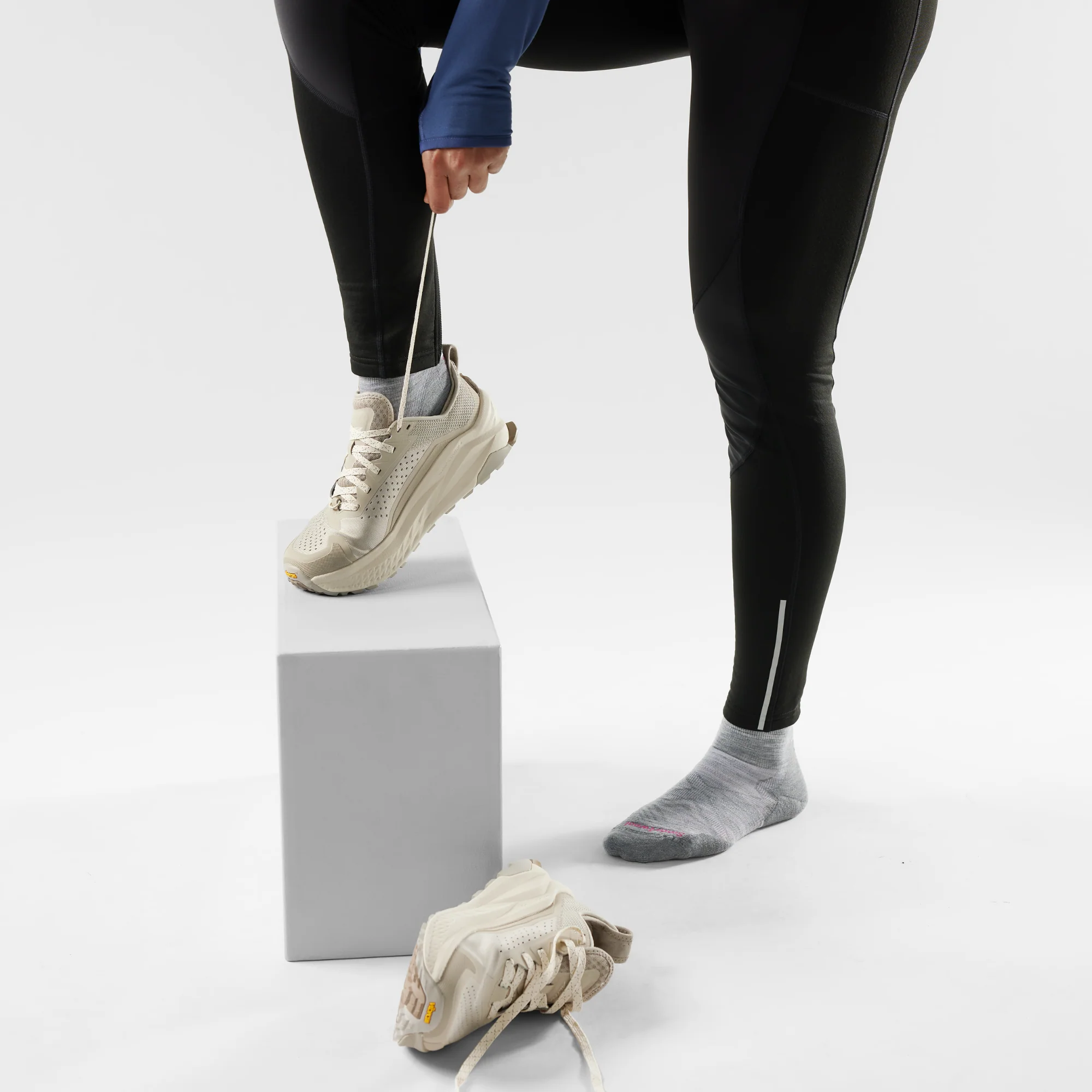 Smartwool Women's Targeted Cushion Merino Blend Ankle Run Socks (Light Grey/White) - Image 2